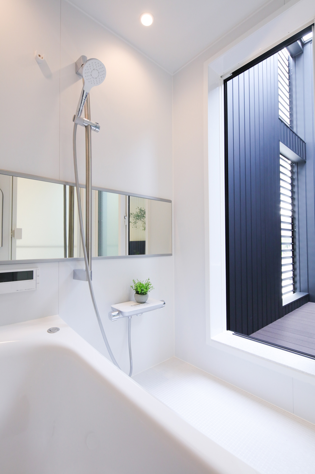 【浴室】2Fテラスとつながる、開放的な浴室。直接テラスからも出入りでき、入浴後のリラックスタイムを過ごせます。