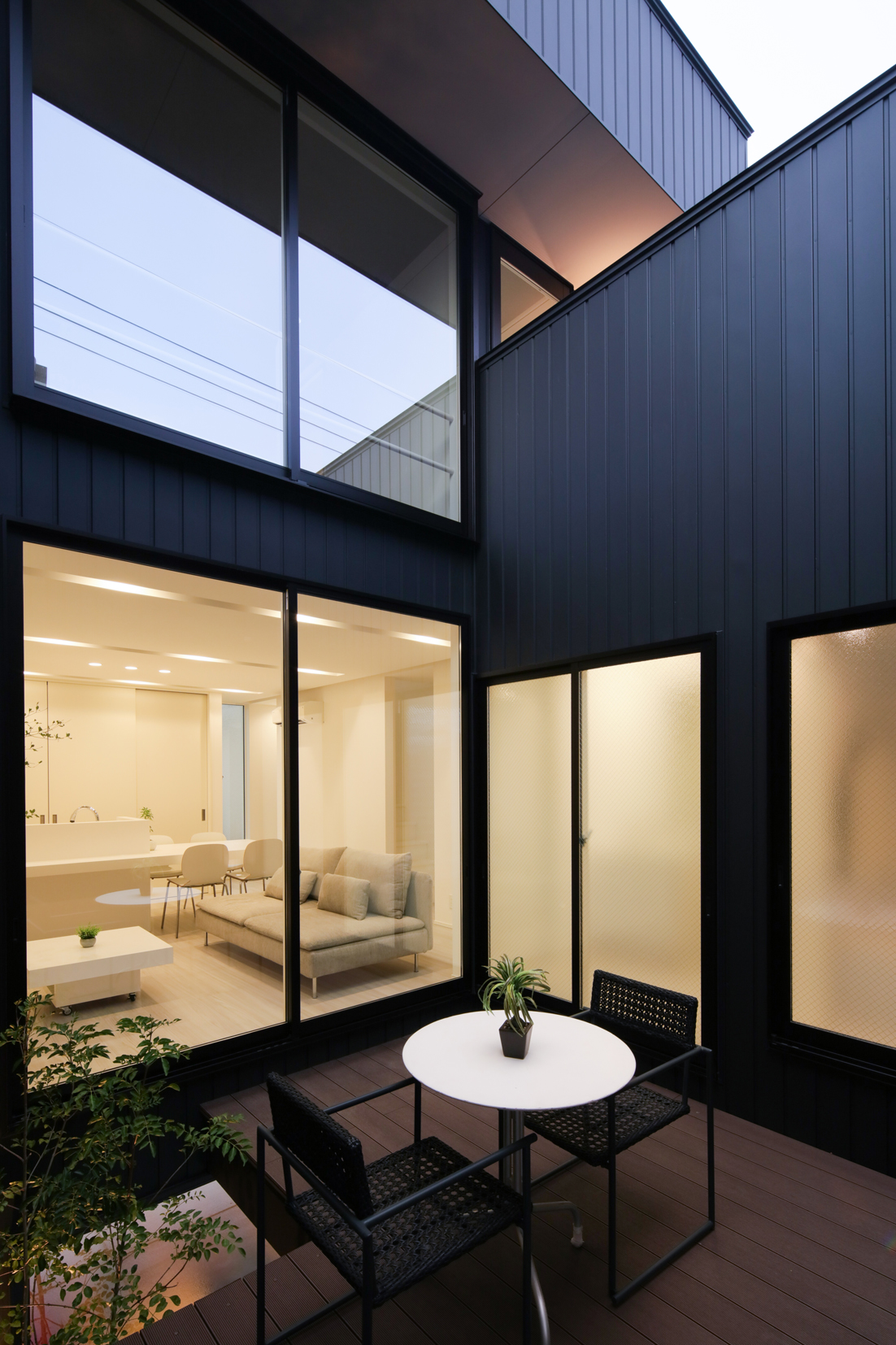 【2Fテラス】部屋からの光が、夜の癒し空間を演出しています。1日の疲れもほぐれそうな中庭テラス。