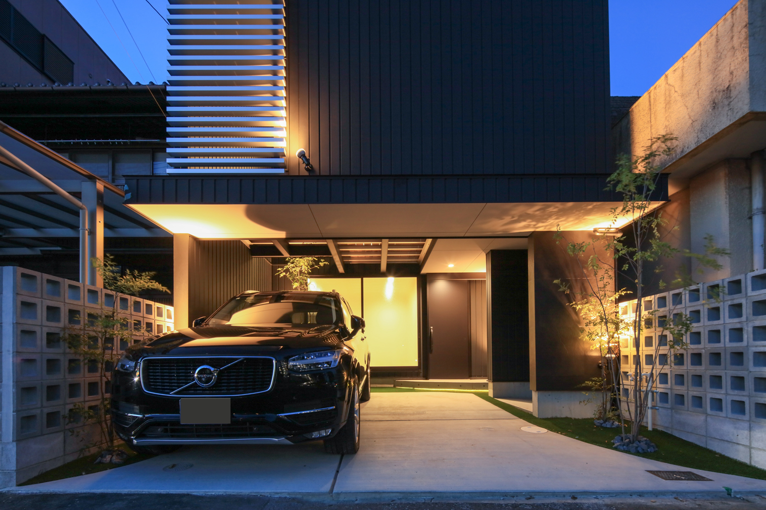 【ガレージ・夜】ライトアップされ、シックで大人カッコいいガレージがお出迎え。