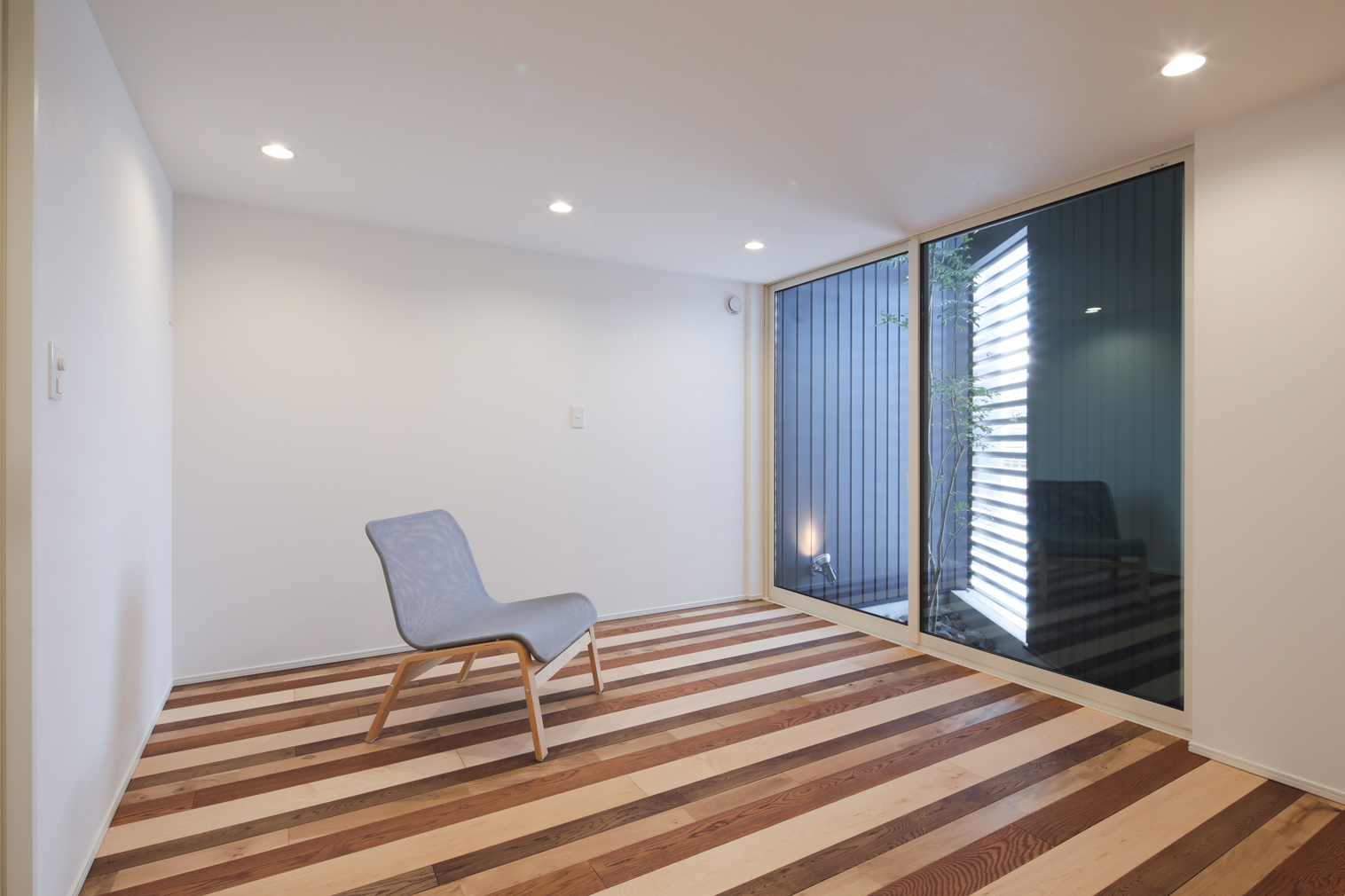 【1F寝室】遊び心のあるフローリングが印象的。