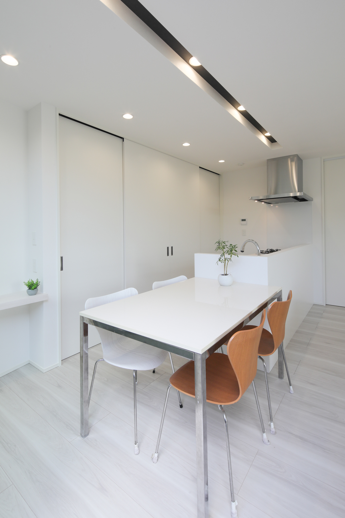 【ダイニング・キッチン】キッチン背面は全面扉の収納。冷蔵庫や調理器具などたくさん収納できます。扉をサッと閉めたら見た目スッキリに。